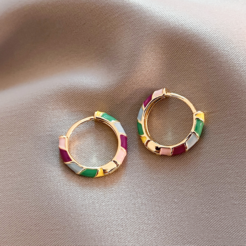 Goldene Emaille-Ohrringe im Chic-Design