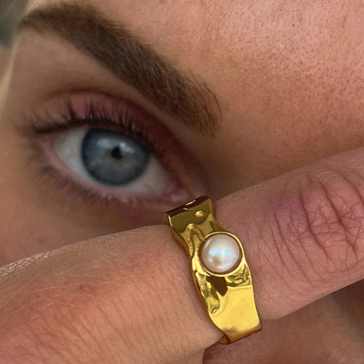 Zeitloser Goldring mit natürlicher Perle